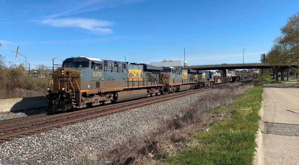 CSX 5476 leads the L331.